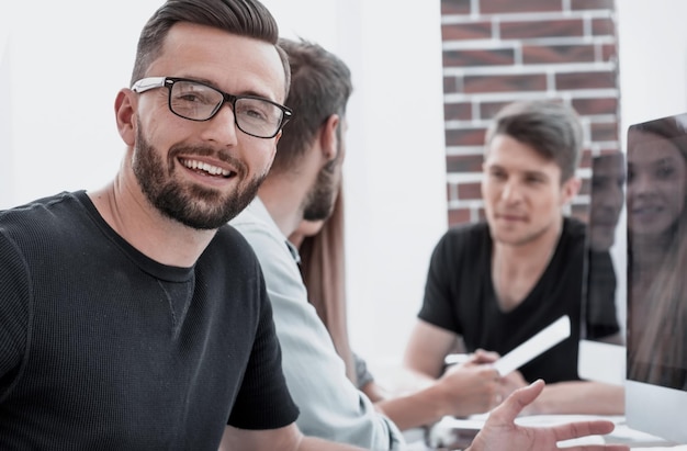 Homem de negócios com sua equipe no escritório