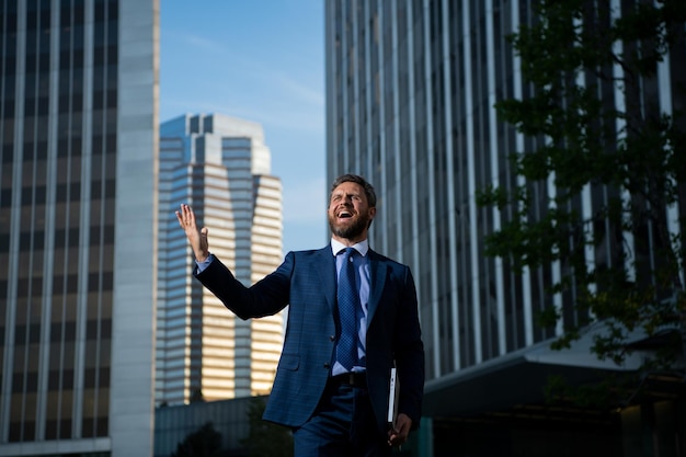 Foto homem de negócios com sucesso negócio retrato ao ar livre modelo masculino em terno