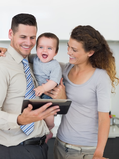 Homem de negócios com tablet e família digital