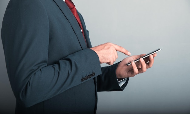 Homem de negócios com telefone inteligente