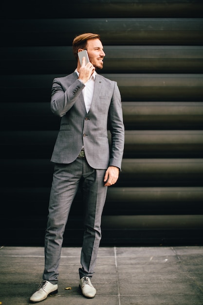 Homem de negócios com telefone