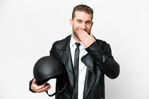 Homem de negócios com um capacete de moto sobre fundo branco isolado feliz e sorridente cobrindo a boca com a mão