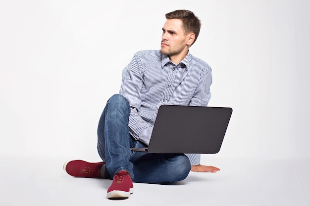 Foto homem de negócios com um laptop em um fundo branco