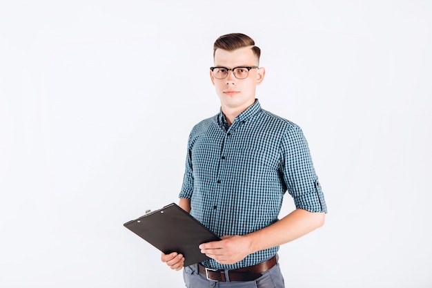 Homem de negócios com uma camisa azul e uma pasta na mão