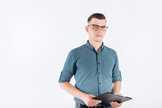 Homem de negócios com uma camisa azul e uma pasta na mão