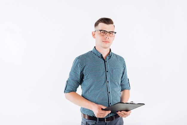 Homem de negócios com uma camisa azul e uma pasta na mão