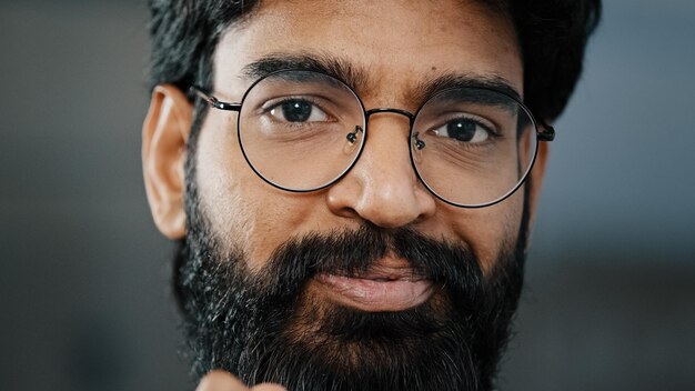 Foto homem de negócios concentrado pensar em uma solução segurar a mão no queixo vir com uma ideia falar na câmera