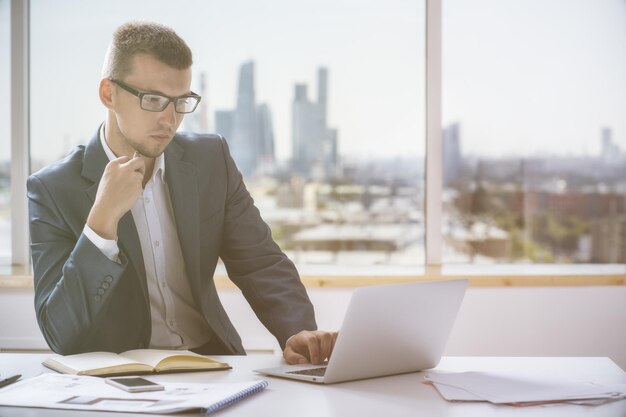 Homem de negócios concentrado trabalhando no projeto