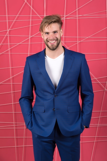 Foto homem de negócios confiante de moda formal masculina em terno homem de negócios feliz sinta o sucesso