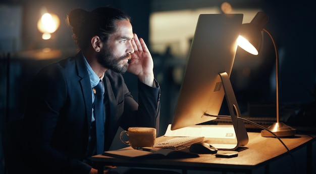 Homem de negócios confuso e estresse do computador ao terminar o prazo de trabalho à noite com falha no pc Homem corporativo com ansiedade sobre o alvo trabalhando na tela da mesa tarde para concluir a tarefa urgente