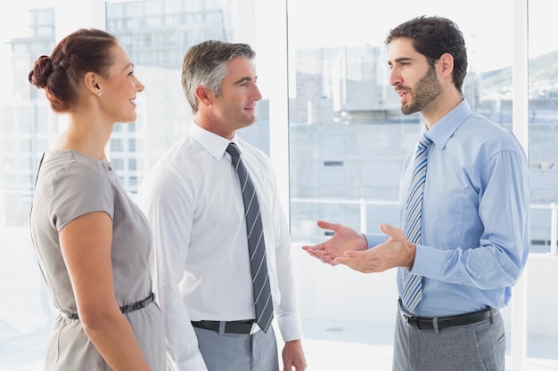 Foto homem de negócios conversando com colega de trabalho