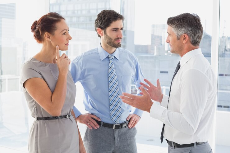 Foto homem de negócios conversando com colega de trabalho