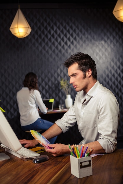 Homem de negócios criativo trabalhando no computador