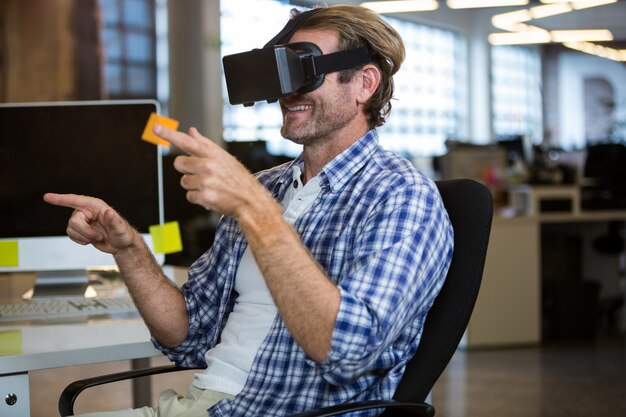 Homem de negócios criativo usando simulador de realidade virtual