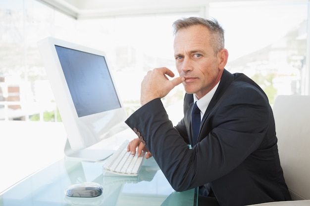 Homem de negócios de aparência séria no trabalho