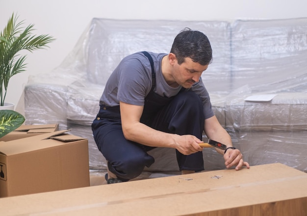 Homem de negócios de carpintaria criando móveis personalizados a partir de materiais de madeira de qualidade