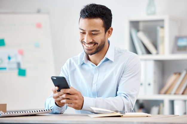 Homem de negócios de celular e comunicação de contato de celular e mensagens de texto para smartphone no escritório Empresário feliz digitando aplicativos de leitura e conexão à internet com notificação de tecnologia online