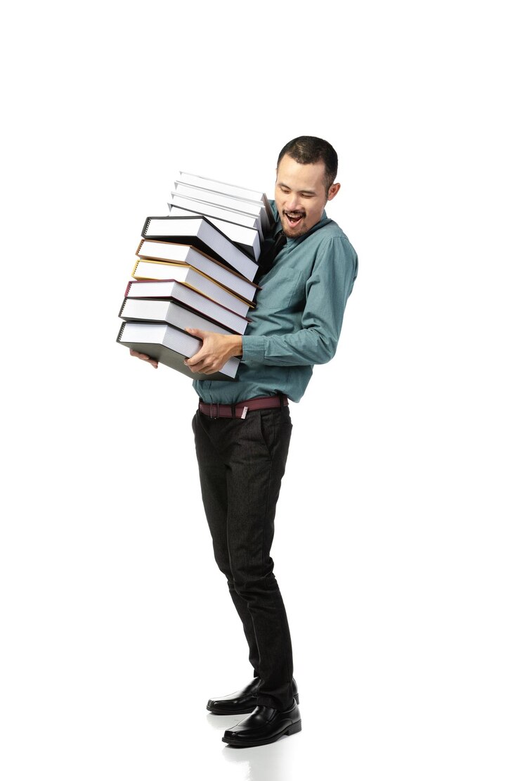Foto homem de negócios de comprimento completo carregando livros empilhados contra um fundo branco