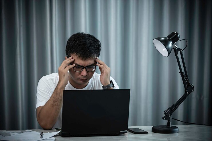 Homem de negócios de estresse asiático trabalhando com falhaO dono da empresa o culpou com palavrõesFuncionário tailandês sério pelo trabalho duro do chefe Triste cara bonito de terno preto
