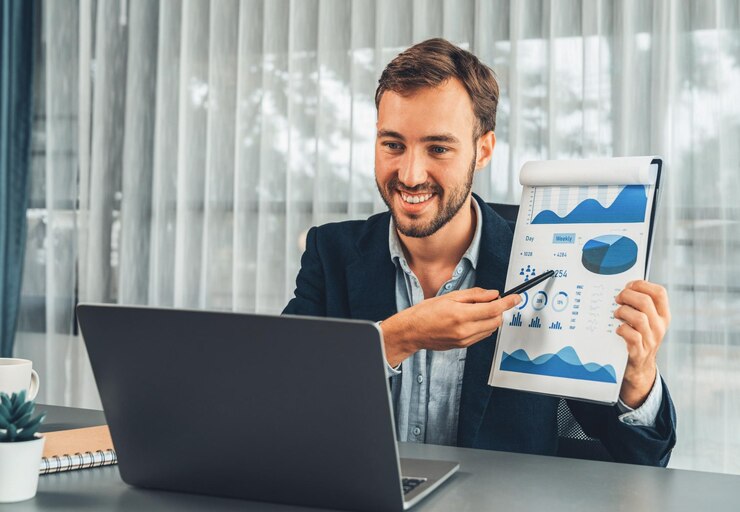 Foto homem de negócios de fato preto apresenta dados financeiros para a câmera do laptop entidade