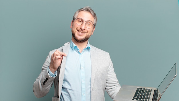 Homem de negócios de meia-idade com um laptop