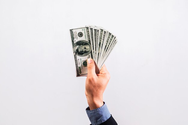 Foto homem de negócios de terno segurando várias notas de 100 dólares conceito de finanças