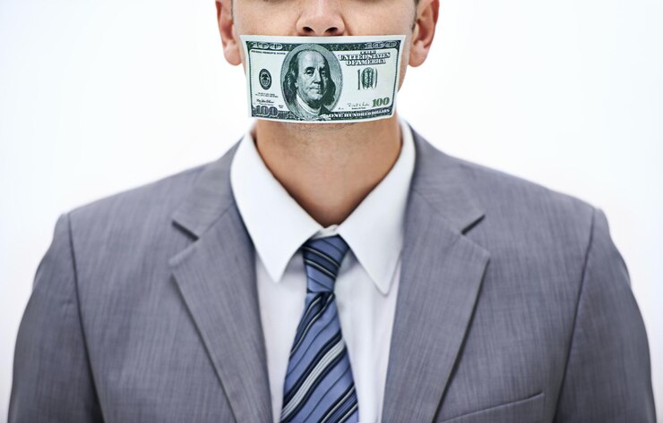 Foto homem de negócios dinheiro e boca para silêncio suborno ou corrupção com fato no estúdio por fundo branco pessoa dinheiro e silêncio para crime corporativo com fraude financeiro ou pagamento ilegal no trabalho nos eua