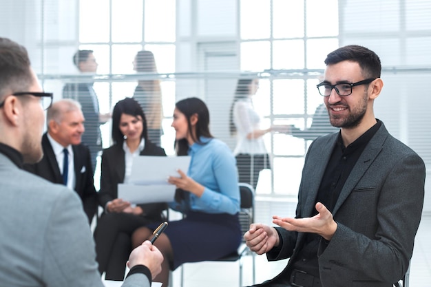 Homem de negócios, discutindo algo sentado perto da mesa do escritório. dias de trabalho de escritório