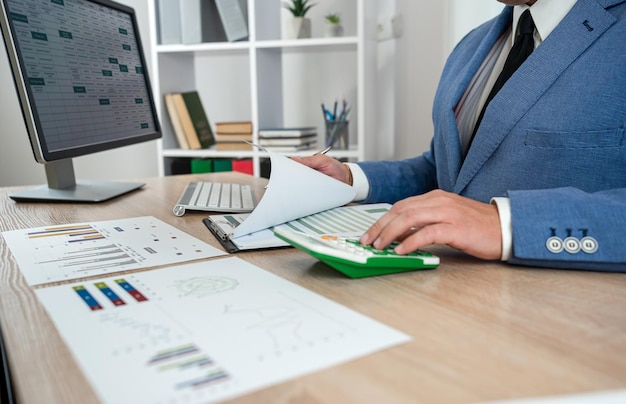 homem de negócios documento financeiro de contabilidade relatório anual da empresa local de trabalho de escritório