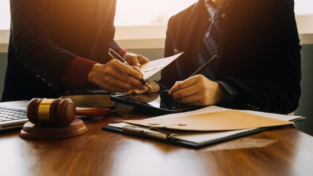 Foto homem de negócios e advogado masculino ou juiz consulte tendo reunião de equipe com o cliente conceito de serviços jurídicos e jurídicos