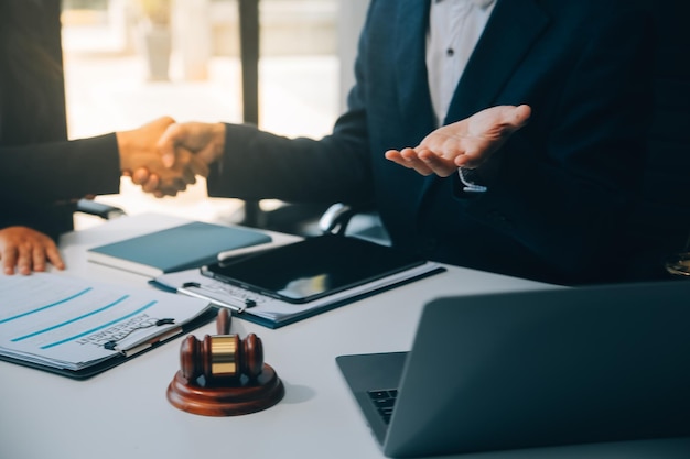 Homem de negócios e advogado masculino ou juiz consulte tendo reunião de equipe com o cliente conceito de serviços jurídicos e jurídicos