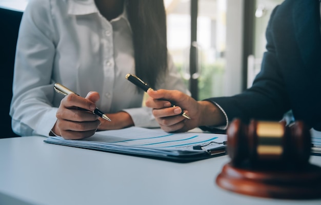 Homem de negócios e advogado masculino ou juiz consulte tendo reunião de equipe com o cliente conceito de serviços jurídicos e jurídicos