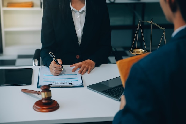 Homem de negócios e advogado masculino ou juiz consulte tendo reunião de equipe com o cliente conceito de serviços jurídicos e jurídicos