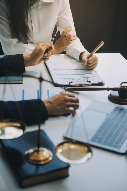 Homem de negócios e advogado masculino ou juiz consulte tendo reunião de equipe com o cliente conceito de serviços jurídicos e jurídicos