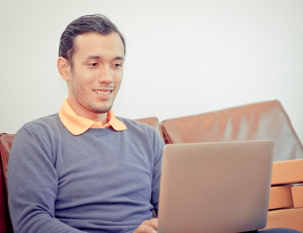 Foto homem de negócios é chocante olhando para computador portátil