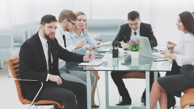 Homem de negócios e equipe de negócios discutindo questões de negócios