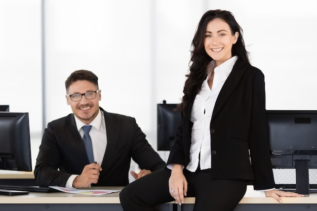 Homem de negócios e mulher no escritório