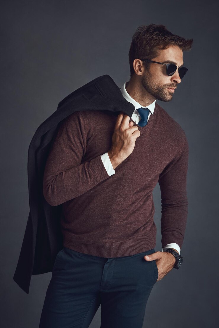 Foto homem de negócios e óculos de sol para moda em estúdio com orgulho em fundo cinza como advogado pessoa masculina séria e confiança no crescimento de carreira ou oportunidade com estilo elegante e elegante