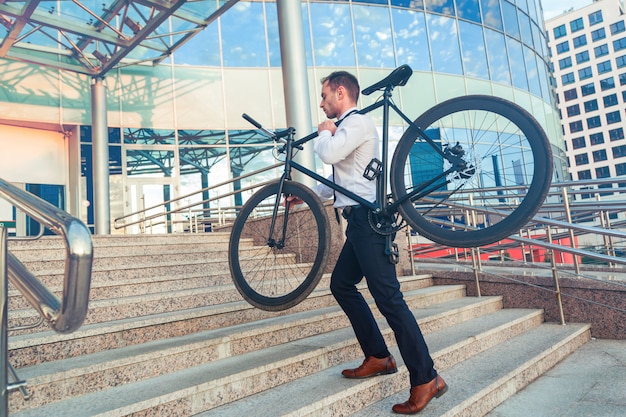 Homem de negócios e sua bicicleta, bicicleta conceito ir trabalhar