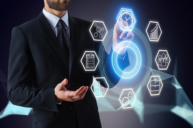 Homem de negócios e tela sensível ao toque digital