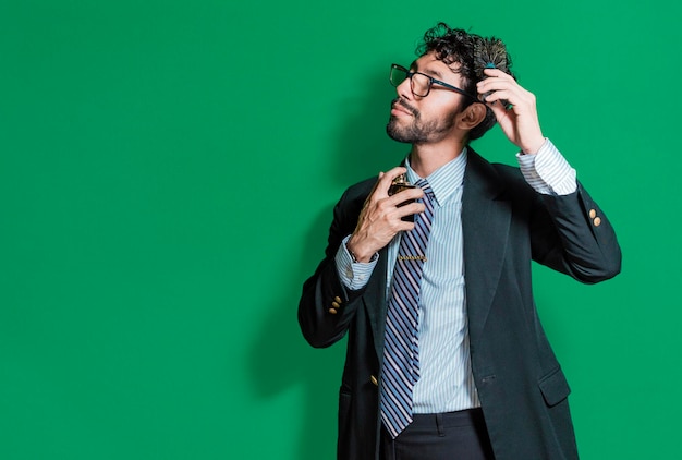 Homem de negócios elegante aplicando perfume e penteando o cabelo empresário aplicando loção e penteando o cabelo homem de terno formal aplicando loção de perfume