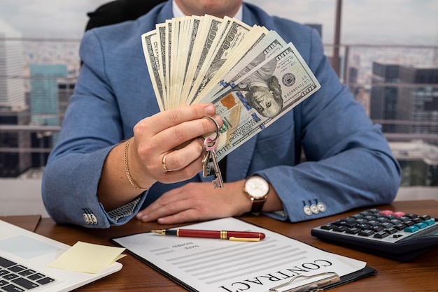 Homem de negócios em um elegante terno limpo trabalhando em um contrato de trabalho muito importante Conceito de negócios de dinheiro e contratos