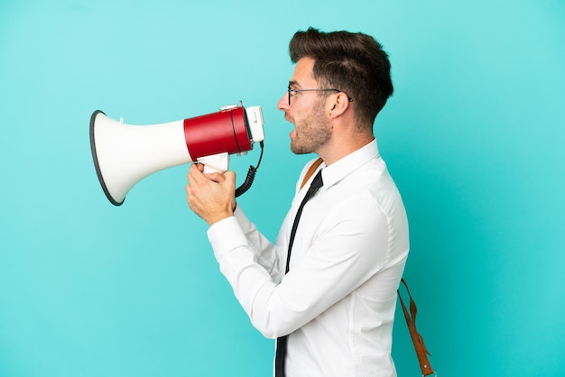 Homem de negócios em um fundo isolado gritando em um megafone