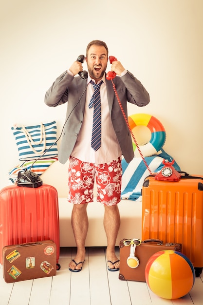 Foto homem de negócios engraçado pronto para as férias de verão homem se divertindo em casa