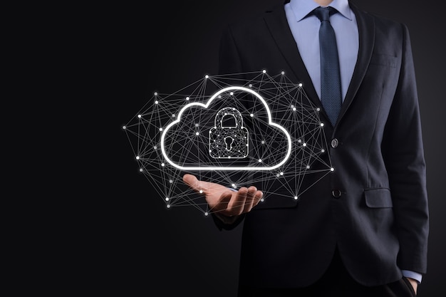 Homem de negócios espera, segurando dados de computação em nuvem e segurança na rede global, ícone de cadeado e nuvem. Tecnologia de negócios. Cibersegurança e informação ou proteção de rede. Projeto de Internet