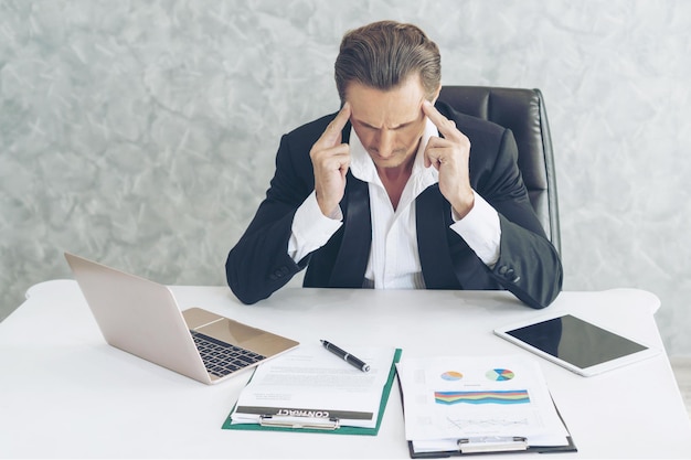 Homem de negócios está estressado com o conceito de negócio de trabalho
