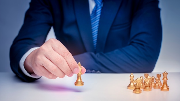 Homem de negócios está jogando xadrez, conceito de estratégia de gestão de negócios