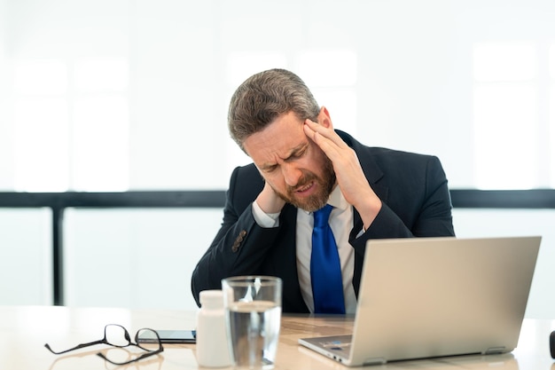 Homem de negócios estressado sobrecarregado tem dor de cabeça foto de homem de negócios estressado tem dor de cabeça