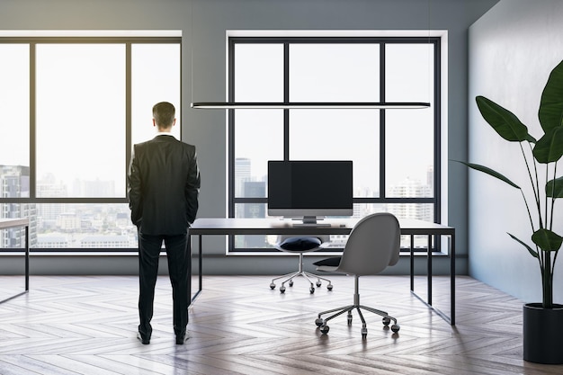 Foto homem de negócios europeu jovem pensativo em pé no interior do escritório da sala de reuniões moderna com janela de computadores de móveis de piso de madeira com vista para a cidade lei do local de trabalho e conceito legal