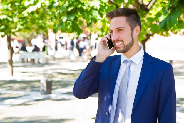 Homem de negócios falando ao telefone